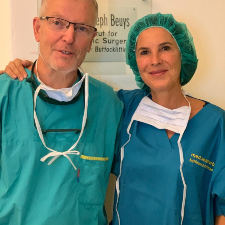 Die beiden Chirurgien in OP Kleidung